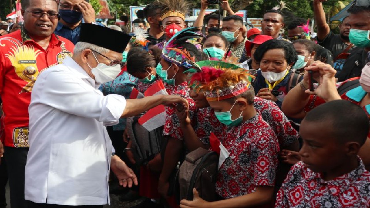 Wapres Ma'ruf Amin Menyapa Anak-anak Sekolah Yang Berjejer Di Depan ...