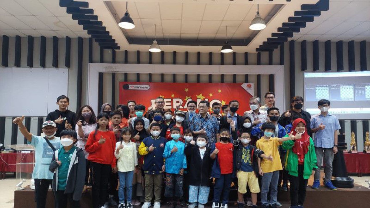 Peserta Perang Bintang 2022 berfoto bersama dalam acara pembukaan di Sekolah Catur Utut Adianto (SCUA) Pusat, Bekasi, Jawa Barat, Senin (12/12/2022). (ANTARA/Muhammad Ramdan)