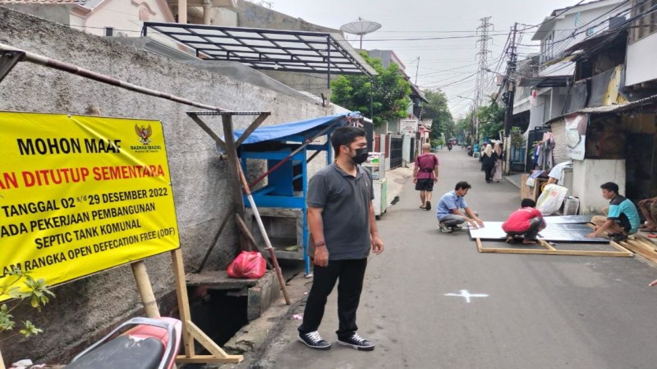 Pemerintah Kota Jakarta Pusat membangun tangki septik komunal dalam rangka membebaskan wilayahnya dari perilaku buang air besar sembarangan (open defecation free/ ODF) di wilayah Cempaka Putih Barat, Jakarta, Jumat (2/11/2022). ANTARA/Ulfa Jainita