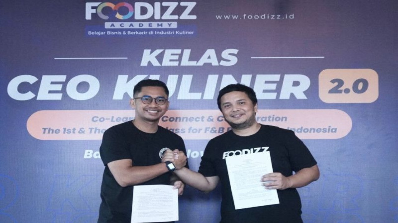 Goan Damanik selaku CEO RET dan Rex Marindo selaku CEO Foodizz menandatangani kerja sama edukasi dan pengembangan bisnis melalui blockchain. (ANTARA/HO)