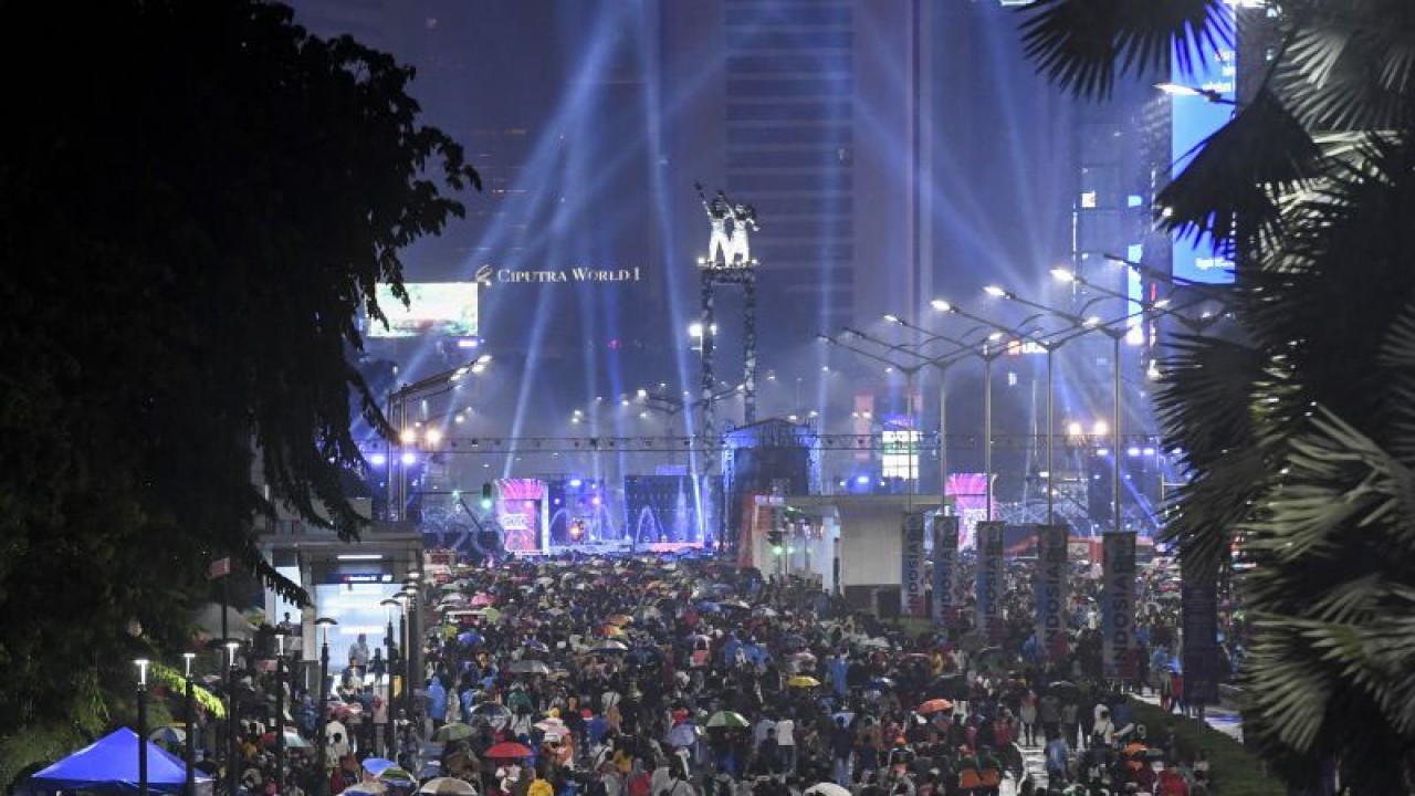 Arsip Foto - Warga memadati jalan saat Car Free Night di kawasan Jalan MH Thamrin, Jakarta, Selasa (31/12/2019). ANTARA FOTO/Hafidz Mubarak A/pd.