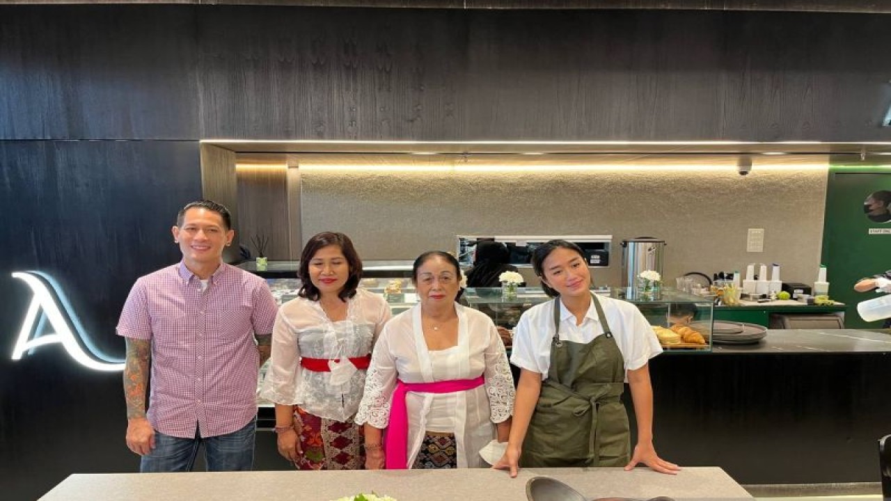 Chef Juna (kiri) bersama Ray pemilik menu Bebek Betutu Ibu Ray khas Bali (kedua dari Kanan) dan chef Renatta dalam acara peresmian restoran Antarasa dan menu "Inspirasa" di Puri Indah Mall, Jakarta Barat, Kamis (8/12/2022). (ANTARA/Lia Wanadriani Santosa)