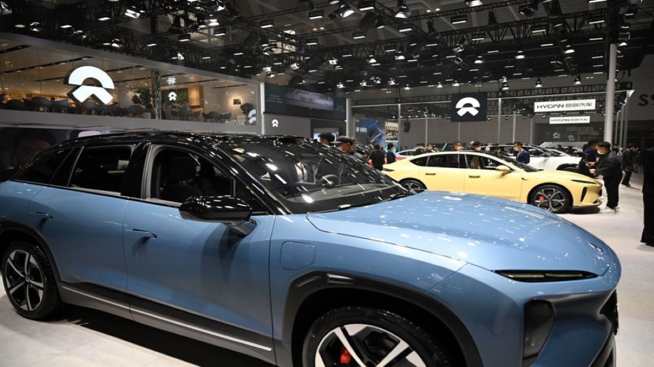 Para pengunjung mengunjungi stan pembuat mobil listrik China NIO selama pameran China Motor Show (Tianjin) 2022 di Tianjin, China utara, 10 November 2022. (Zhao Zishuo/Xinhua)