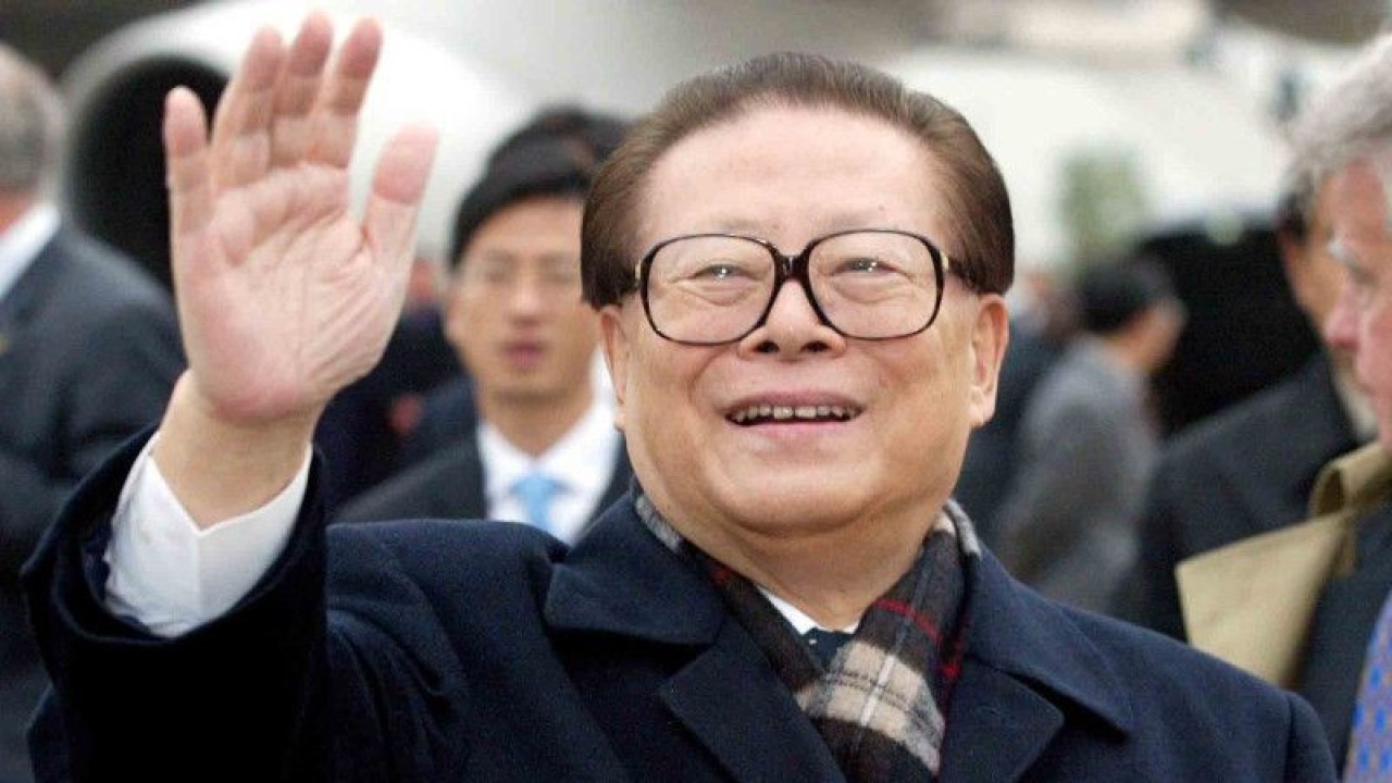 Arsip - Presiden China Jiang Zemin melambaikan tangan ke arah warga sebelum bertolak ke Houston dari Bandara Internasional O'Hare, Chicago, Illinois, Amerika Serikat, 23 Oktober 2002. (ANTARA FOTO/Scott Olson/Pool via REUTERS/wsj)