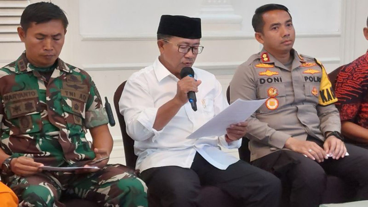 Bupati Cianjur Herman Suherman memberikan keterangan pers tentang perkembangan terkini penanganan dampak gempa Cianjur di Pendopo Kantor Bupati Cianjur di Cianjur, Jawa Barat, Kamis (1/12/2022). (ANTARA/Ajat Sudrajat)