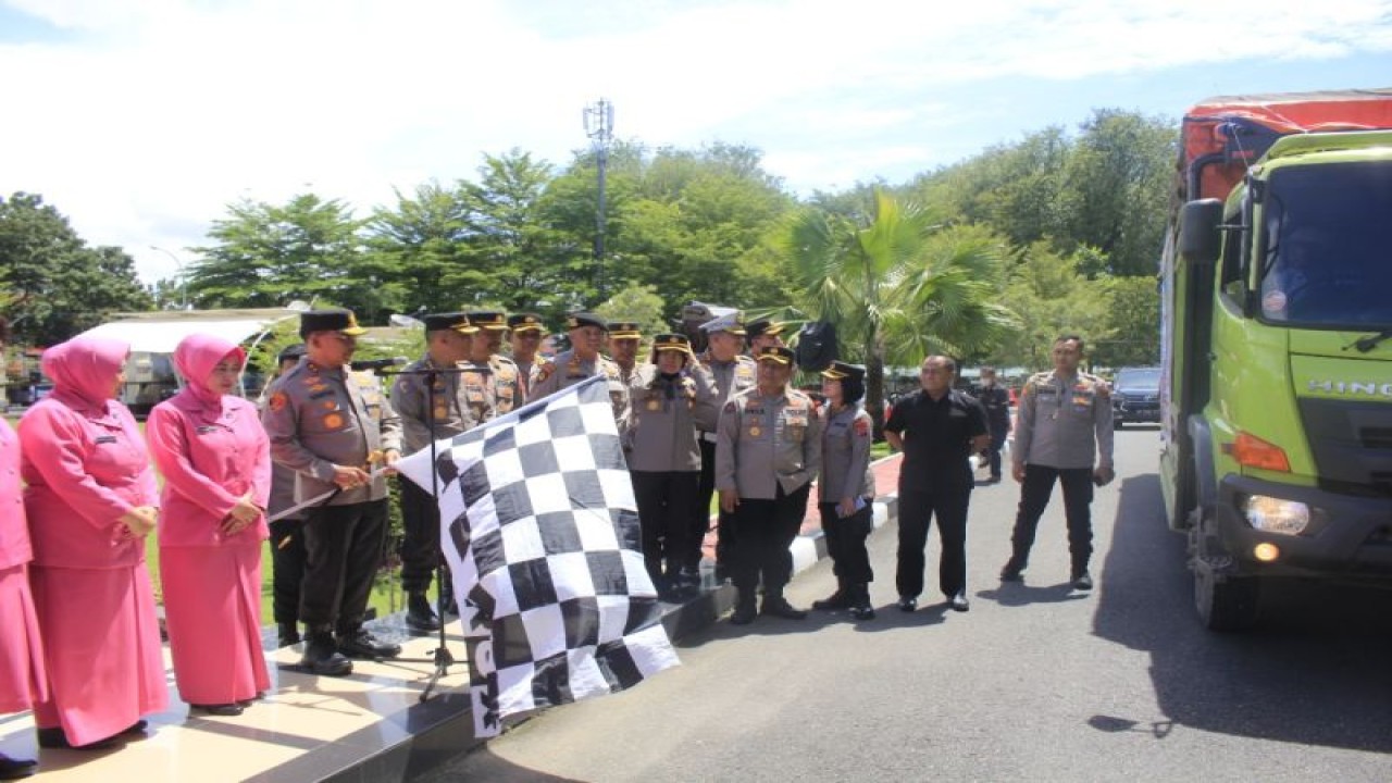 Kapolda Sumbar Irjen Pol Suharyono melepas bantuan untuk korban gempa Cianjur pada Kamis (1/12/2022). (ANTARA/HO-Polda Sumbar)