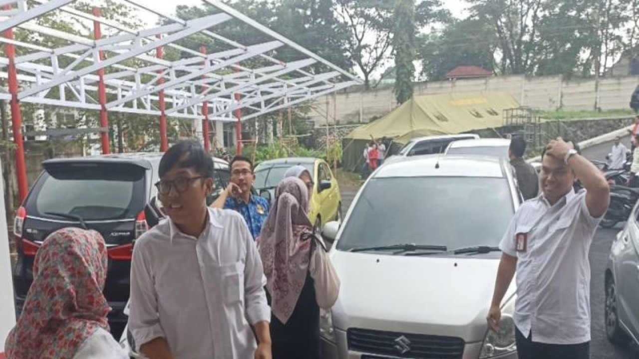 Pegawai Kantor Diskominfo Cianjur, Jawa Barat, berlarian keluar ruang karena merasakan getaran gempa yang cukup kuat, Rabu (21/12/2022).(ANTARA/Ahmad Fikri).