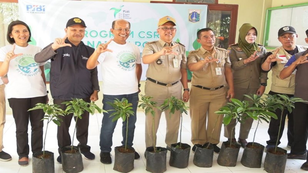 Kelurahan Srengseng Sawah, Jagakarsa menanam ratusan bibit pohon alpukat Cipedak di bantaran Sungai Ciliwung, Jakarta, Selasa (13/12/2022). ANTARA/HO-Kominfotik Jakarta Selatan