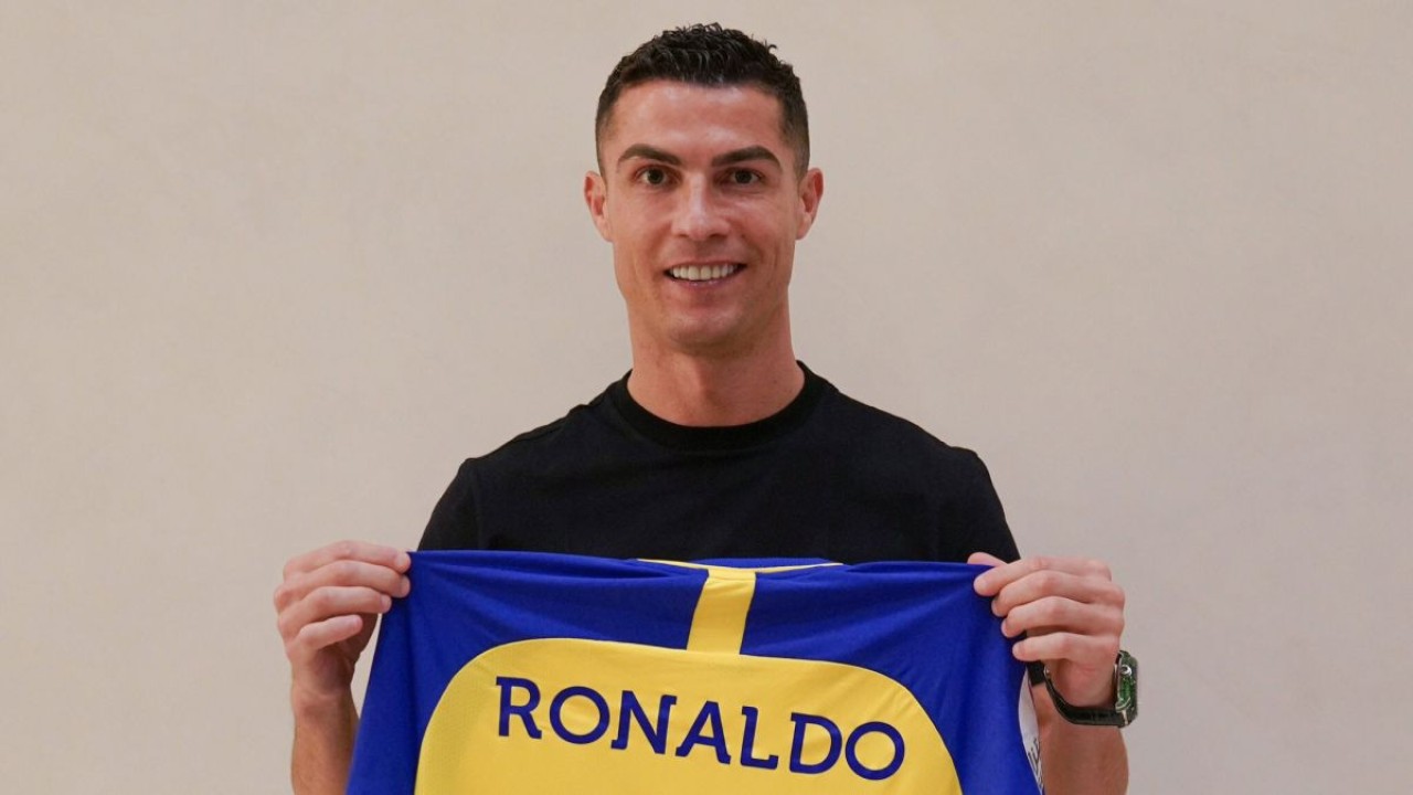 Cristiano Ronaldo memamerkan jersey klub barunya Al Nassr/ist