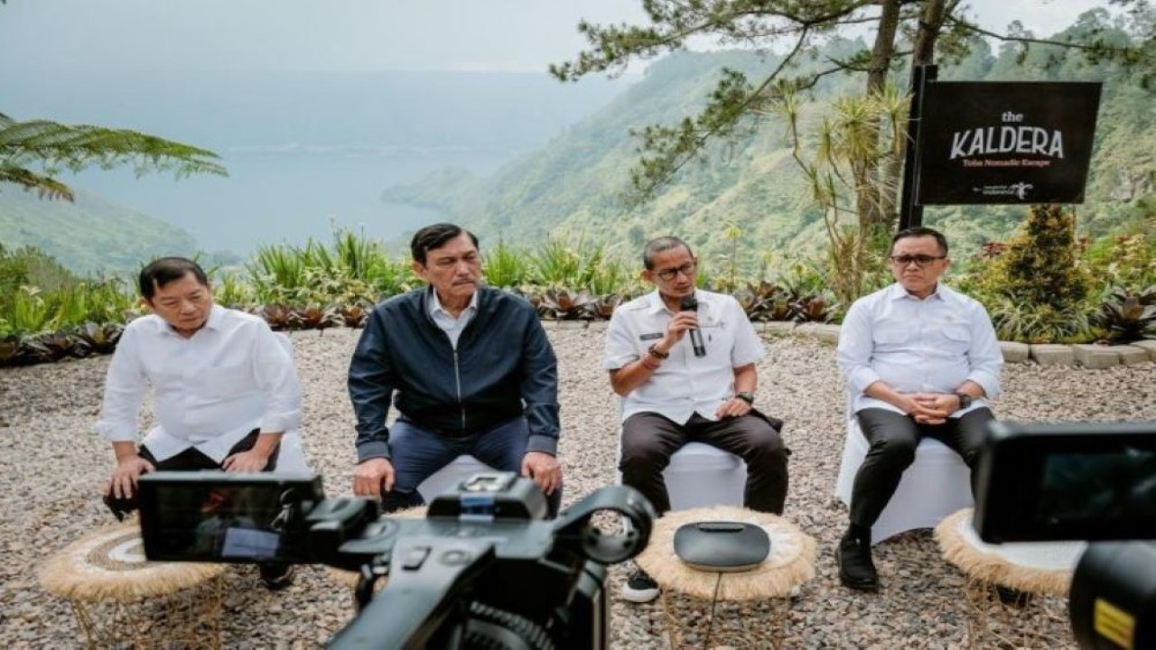 Menparekraf/Kabaparekraf Sandiaga Salahuddin Uno bersama Menteri Koordinator Bidang Maritim dan Investasi Luhut Binsar Pandjaitan, Menteri Perencanaan Pembangunan Nasional/Kepala Bappenas Suharso Monoarfa, dan Menteri PAN-RB, Abdullah Azwar Anas. (Istimewa/Kemenparekraf)