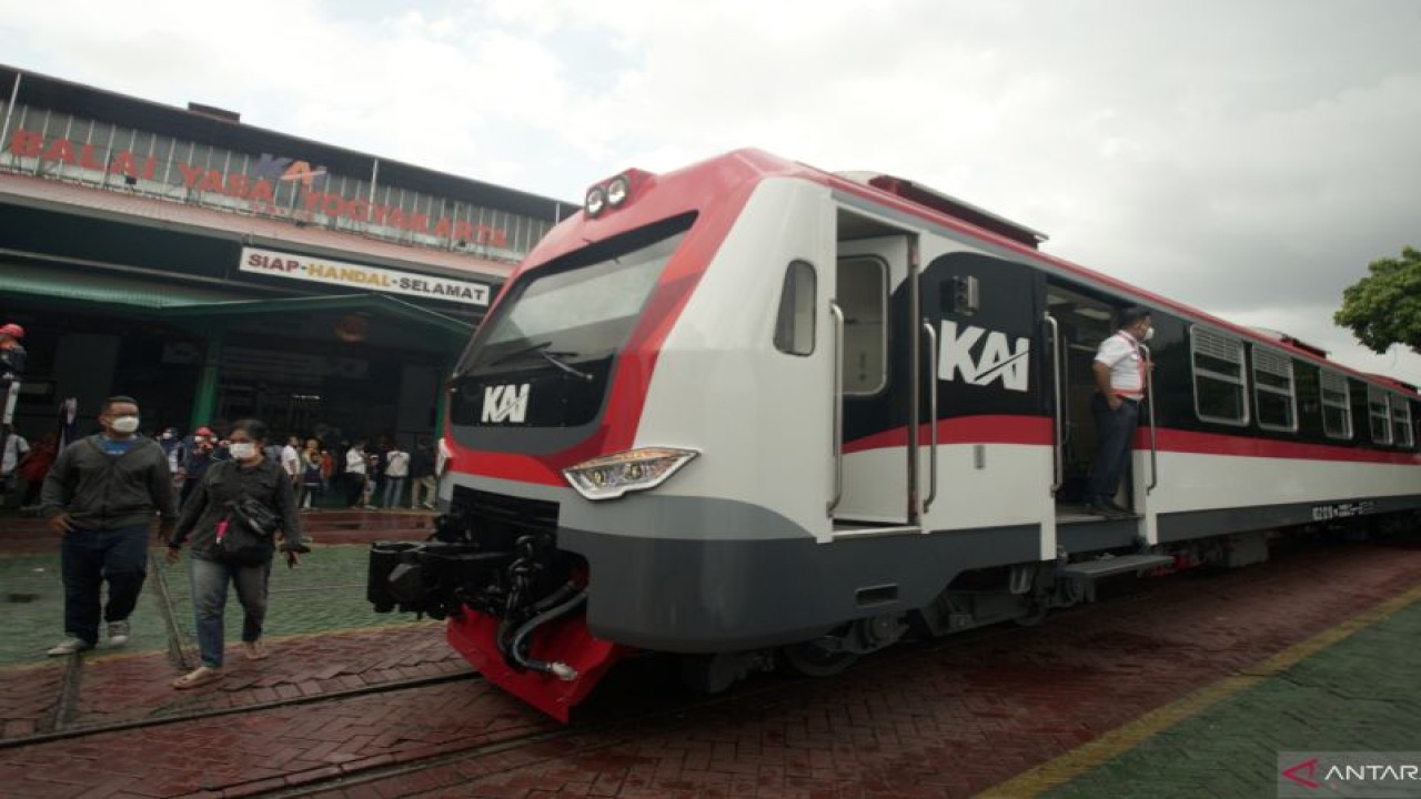 Sejumlah warga mengunjungi bengkel kereta api saat open house Balai Yasa Kereta Api di Balai Yasa Yogyakarta, Jumat (23/9/2022). Kegiatan dalam rangkaian peringatan HUT yang ke-77 KAI tersebut untuk mengedukasi masyarakat terkait proses perawatan kereta dan lokomotif. ANTARA FOTO/Andreas Fitri Atmoko/YU