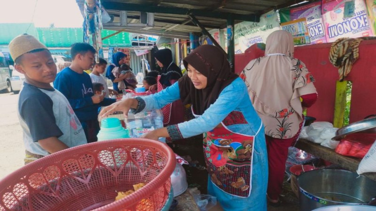 Dapur Kreasi sebagai wadah pemulihan sosial ekonomi bagi penyintas gempa di Posko Pengungsian Lapangan Cariu, Desa Mangunkerta, Kabupaten Cianjur, Kamis (1/12/2022). (ANTARA/HO-Kemensos)