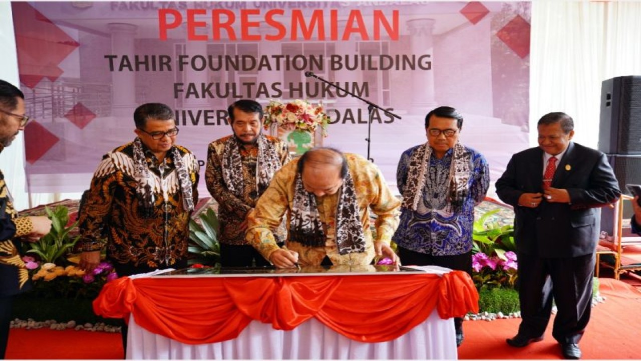 Anggota Wantimpres Dato Sri Tahir melakukan penandatangan peresmian Tahir Foundation Building Fakultas Hukum Universitas Andalas (Unand) di Padang, Jumat. (Antara/HO-Unand)