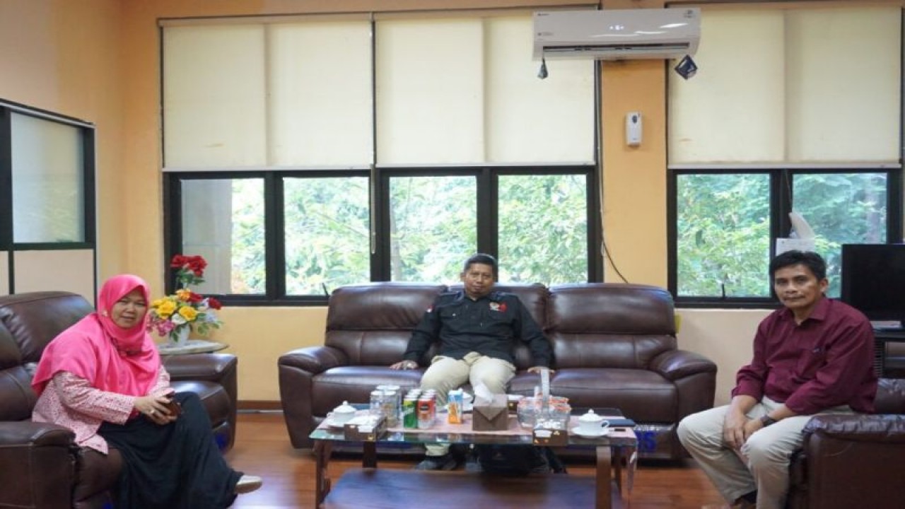 Dekan Fakultas Kehutanan Unhas Dr A Mujetahid (kanan) menerima rombongan Balai Taman Nasional Aketajawe di Makassar.ANTARA/HO-Unhas