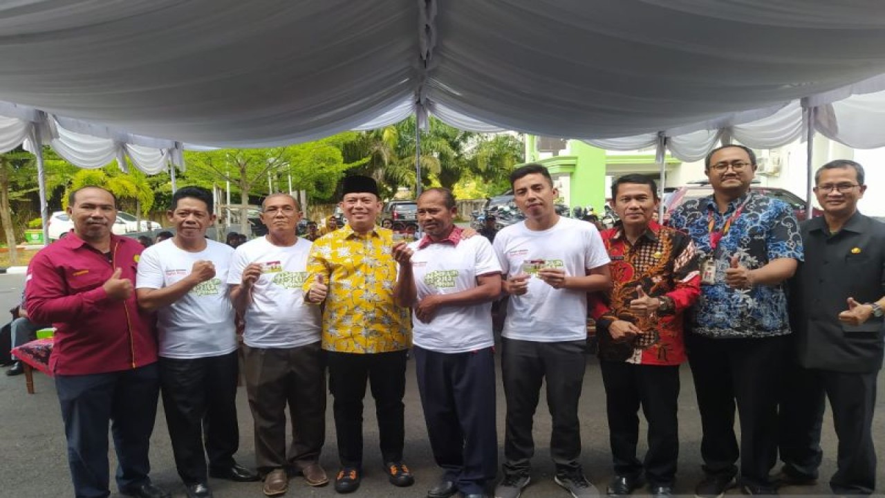 Dinas Pertanian Kabupaten OKU menyalurkan Kartu Tani kepada kelompok di daerah itu, Jumat. (ANTARA/Edo Purmana/22)