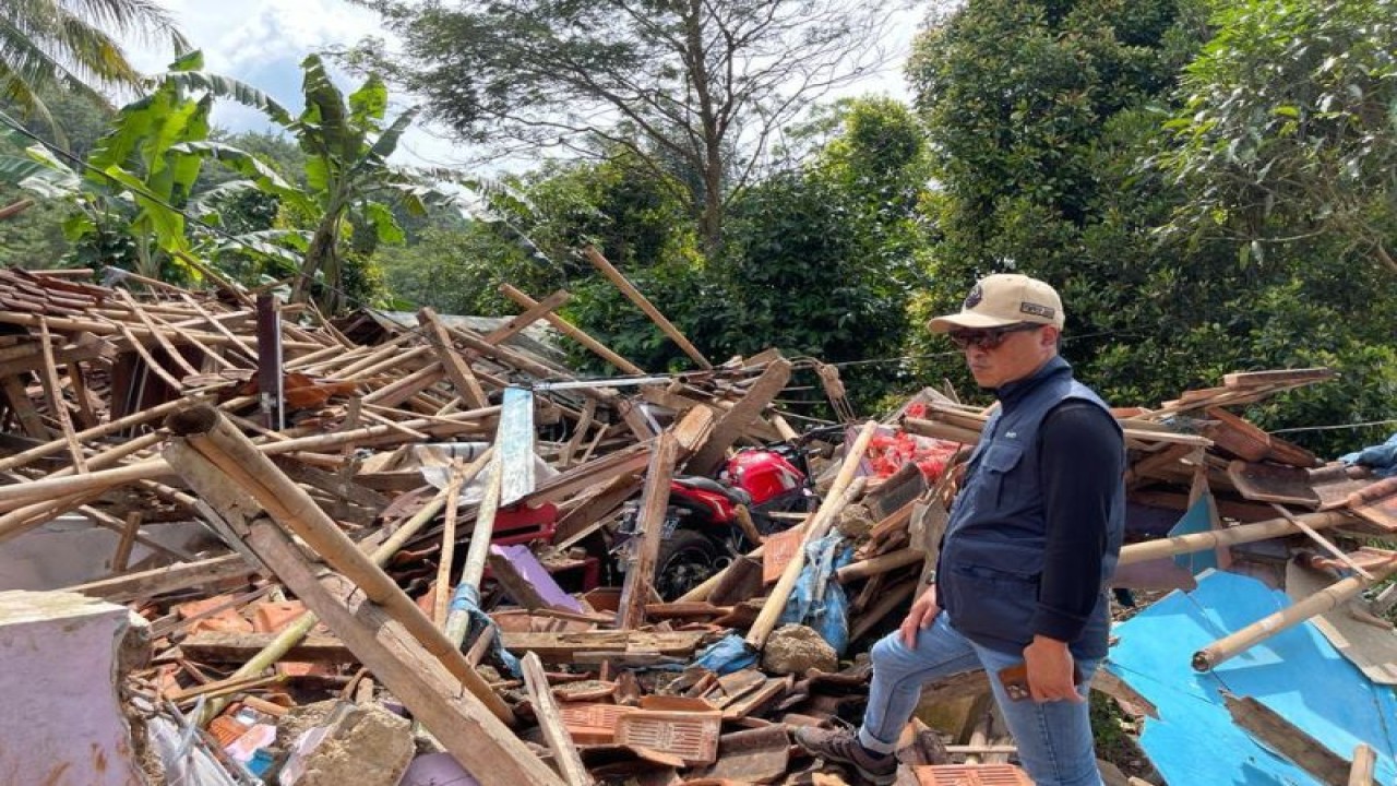 Kepala Dinas Perindustrian dan Perdagangan Jawa Barat, Iendra Sofyan, saat meninjau kondisi toko atau kios terdampak gempa bumi di Kabupaten Cianjur. (ANTARA/HO-Humas Disperindag Jawa Barat)