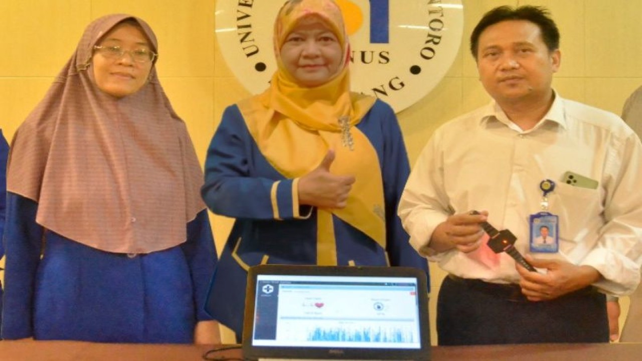 Dosen Udinus Semarang menciptakan alat pemantu penderita TBC bernama Sintasis G1.0 (ANTARA/ HO-Udinus Semarang)
