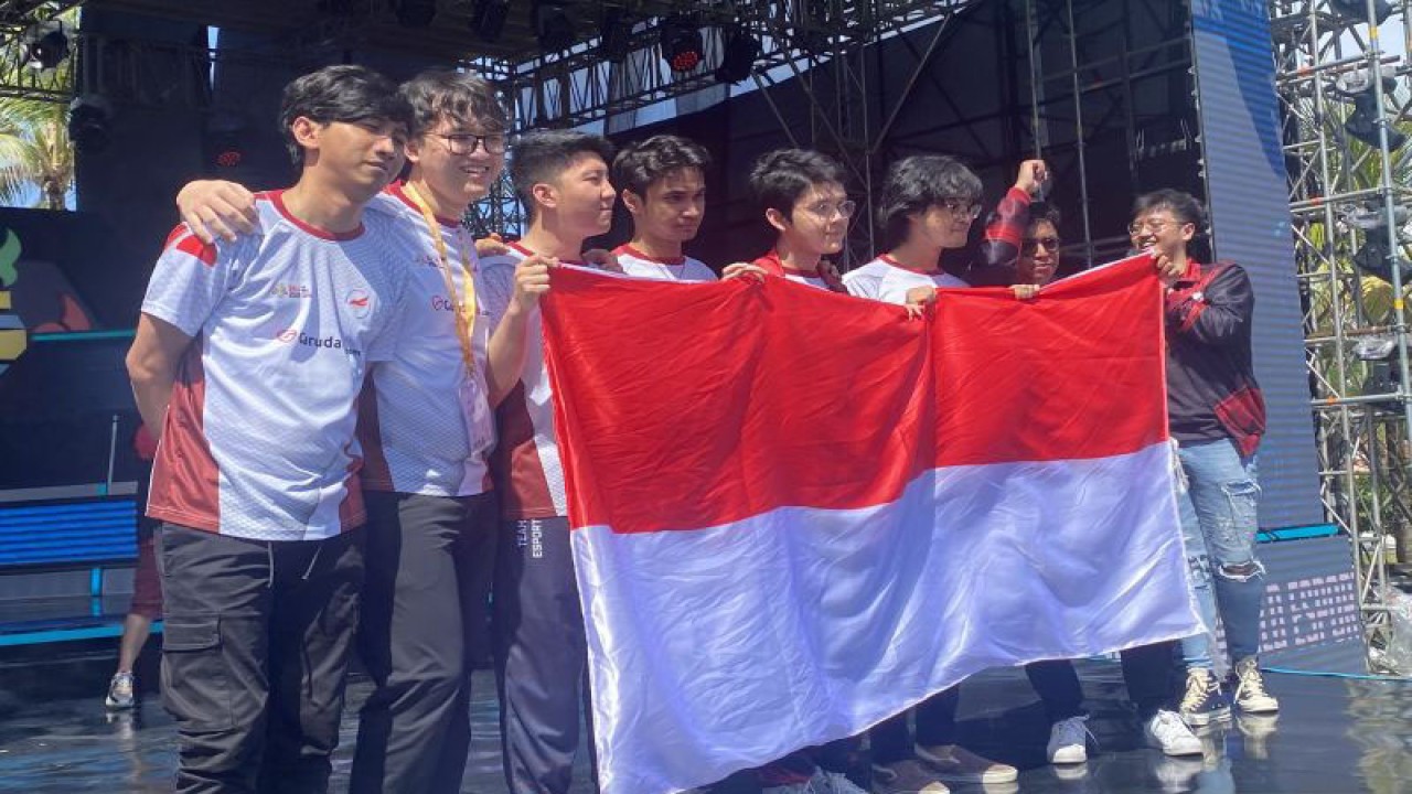 Para pemain timnas DOTA 2 Indonesia berfoto bersama setelah dinobatkan menjadi juara kejuaraan esport dunia IESF Bali 14th World Esports Championship 2022 di Earth Stage, Merusaka, Nusa Dua, Bali, Sabtu (10/12/2022) (ANTARA/Arindra Meodia)