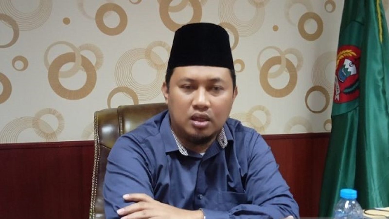 Wakil Ketua DPRD Maluku, Abdul Asis Sangkala mengatakan pentingnya operasi pasar oleh pemerintah daerah menjelang akhir tahun guna mengecek persediaan barang serta mencegah pergerakan harga di pasaran. (30/11) (ANTARA/daniel/)