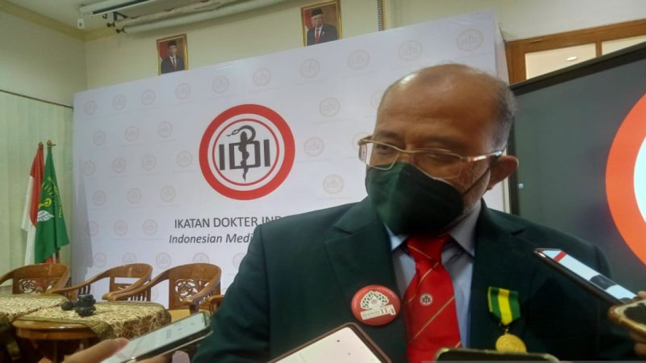 Ketua Umum Pengurus Besar Ikatan Dokter Indonesia (PB IDI) dr. Mohammad Adib Khumaidi, SpOT saat ditemui pers di gedung sekretariat IDI di Jakarta, Senin (26/09/2022). (FOTO ANTARA/Rizka Khaerunnisa)