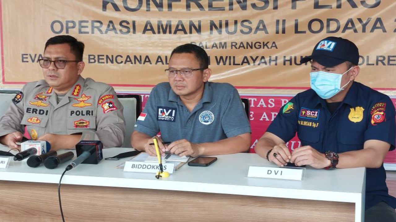 Ahli Madya Bidang Kedokteran dan Kesehatan Kepolisian Daerah Jawa Barat AKBP drg. Iwansyah, Sp Ort (tengah) saat memberikan keterangan pers, di Rumah Sakit Umum Daerah (RSUD) Sayang, Kabupaten Cianjur, Kamis (1/12/2022). (ANTARA/Ajat Sudrajat)