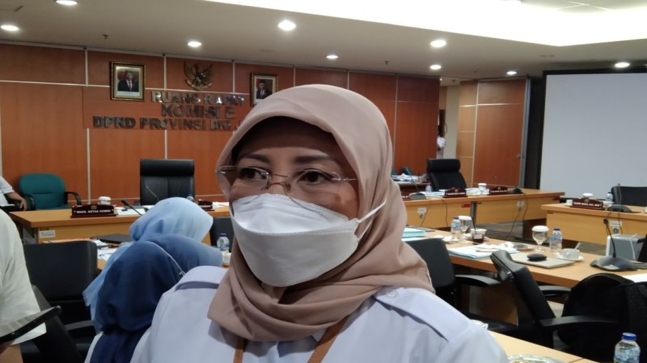 Arsip Kepala Bidang Pencegahan dan Pengendalian Penyakit Dinkes DKI Dwi Oktavia diwawancarai awak media di DPRD DKI Jakarta, Rabu (18/5/2022). ANTARA/Dewa Ketut Sudiarta Wiguna