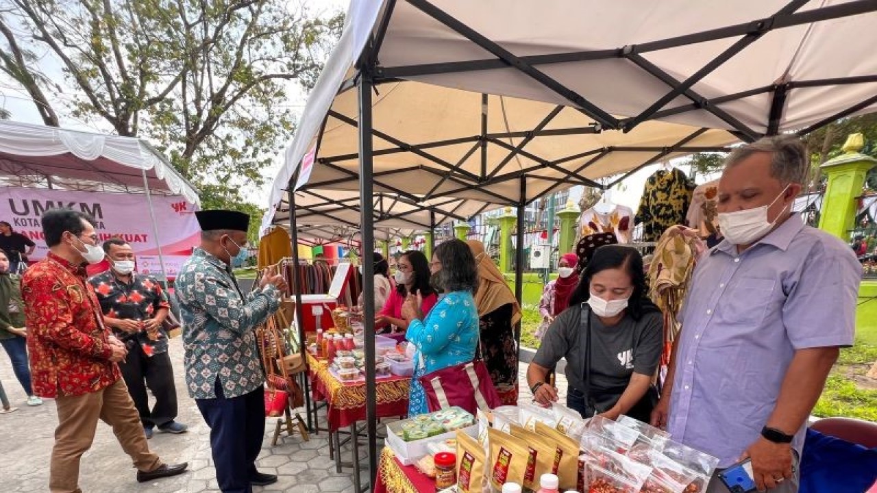 Penjabat Wali Kota Yogyakarta Sumadi saat berkeliling di berbagai anjungan pameran produk UKM dari sejumlah Forum Komunikasi (Forkom) UKM saat peringatan hari UMKM di Yogyakarta, Jumat (26/8/2022) (ANTARA/Eka AR)
