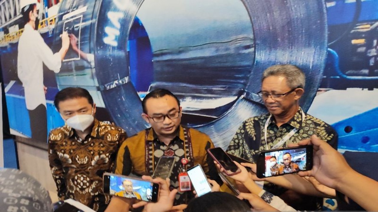 Kepala Dinas Perindustrian dan Perdagangan Jawa Timur, Iwan (Tengah) Staf Khusus Menteri Koordinator Bidang Perekonomian, I Gusti Putu Suryawirawan (Kanan) saat memberi keterangan kepada wartawan di sela acara The Indonesia Iron & Steel Industry Association (IISIA) Business Forum 2022 di Surabaya, Jumat (2/12/2022). (ANTARA/Willi Irawan)