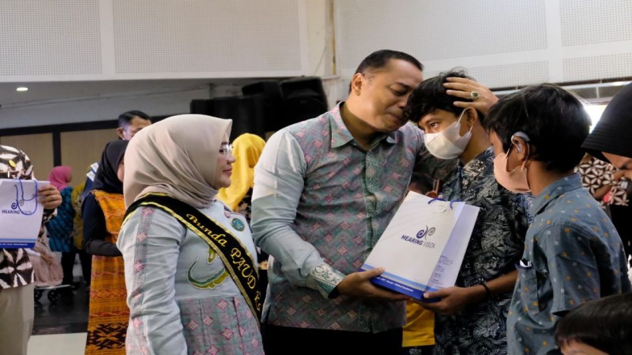 Wali Kota Surabaya Eri Cahyadi mencium anak disabilitas saat memperingati Hari Disabilitas Internasional di Convention Hall, Kota Surabaya, Jumat (2/12/2022). ANTARA/HO-Diskominfo Surabaya