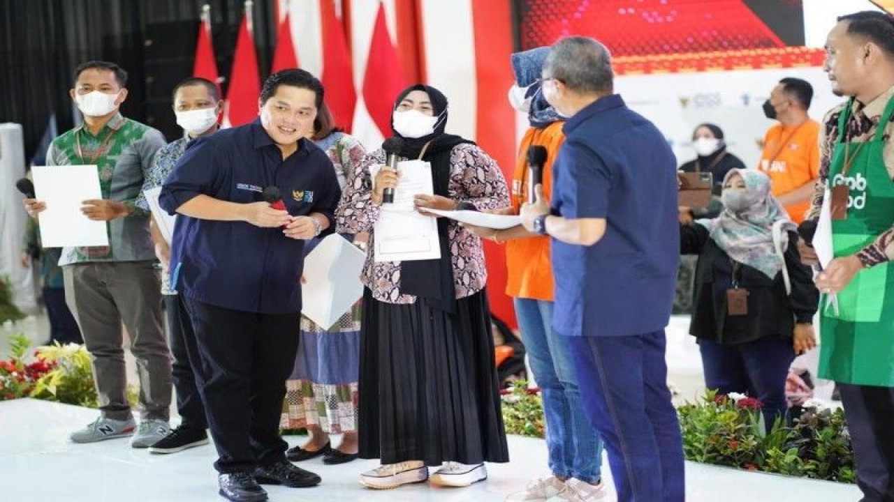 Menteri BUMN Erick Thohir dalam acara pemberian Nomor Induk Berusaha (NIB) Pelaku Usaha Mikro dan Kecil (UMK) Perseorangan di Gedung Graha Adora, Kabupaten Pesawaran, Lampung. ANTARA/HO-, Kementerian BUMN