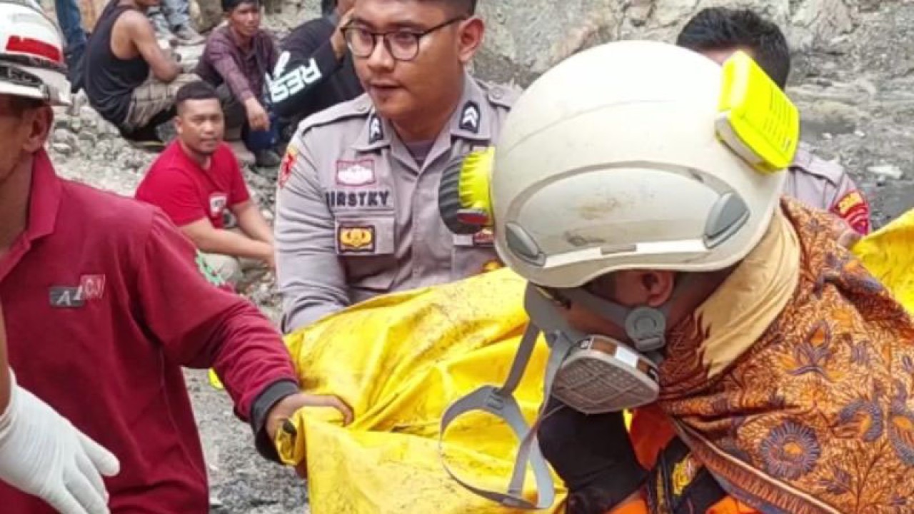 Petugas Gabungan Evakuasi Korban Meninggal Dunia Akibat Ledakan Tambang Batu Bara Di Sawahlunto