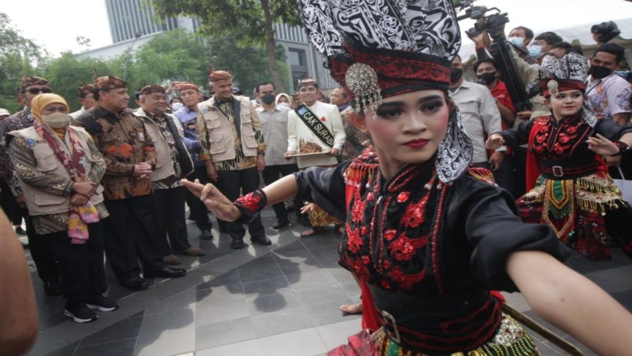 Sejumlah penari remo menyambut kedatangan Ketua KPK Firli Bahuri (kedua dari kiri) di Surabaya, Kamis (1/12/2022). (ANTARA/Moch Asim)