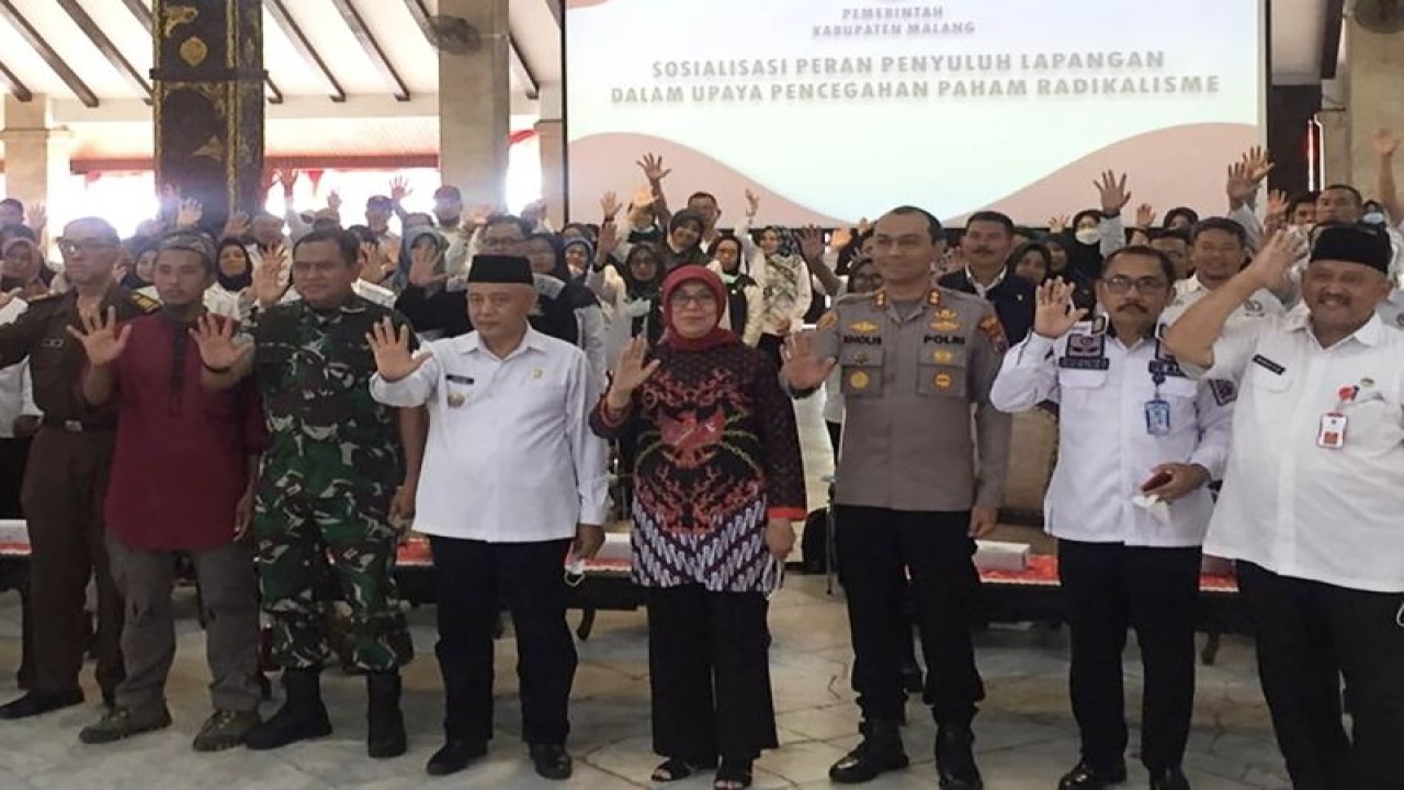 Ketua Forum Koordinasi Pencegahan Terorisme (FKPT) Jawa Timur Hesti Armiwulan (tengah) bersama Bupati Malang M Sanusi (keempat kiri), dalam Sosialisasi Peran Penyuluh Lapangan Dalam Upaya Pencegahan Paham Radikalisme, di Kabupaten Malang, Jawa Timur. (ANTARA/HO-Humas FKTP Jawa Timur)