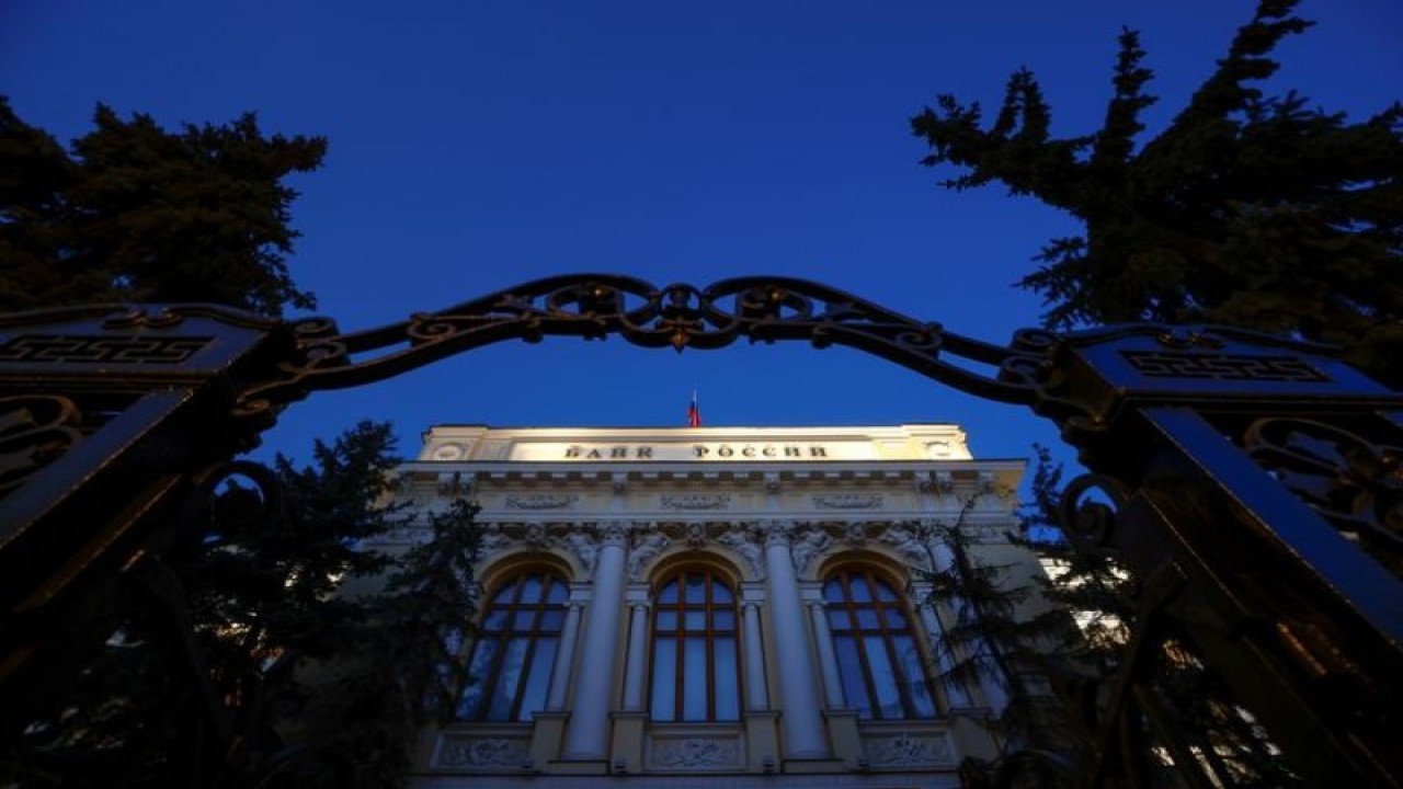 Foto Dokumen: Tampak luar kantor pusat Bank Sentral Rusia di Moskow, Rusia, 29 Maret 2021. Sebuah tanda bertuliskan: "Bank of Russia". ANTARA/REUTERS/Maxim Shemetov