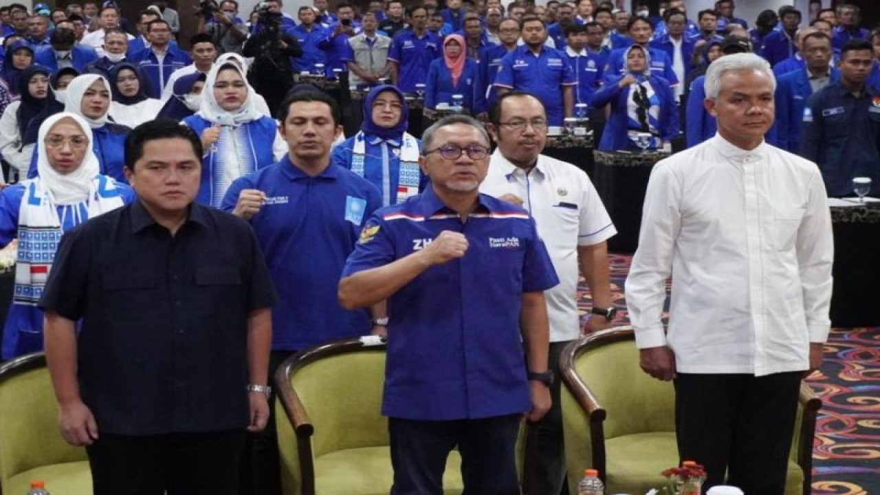 Ketua Umum Partai Amanat Nasional (PAN) Zulkifli Hasan bersama Ganjar Pranowo dan Erick Thohir di kegiatan peluncuran bakal calon legislatif PAN se-Jawa Tengah di Kota Semarang, Jateng, Jumat (2/12/2022). (ANTARA/HO-Dokumen Pribadi)