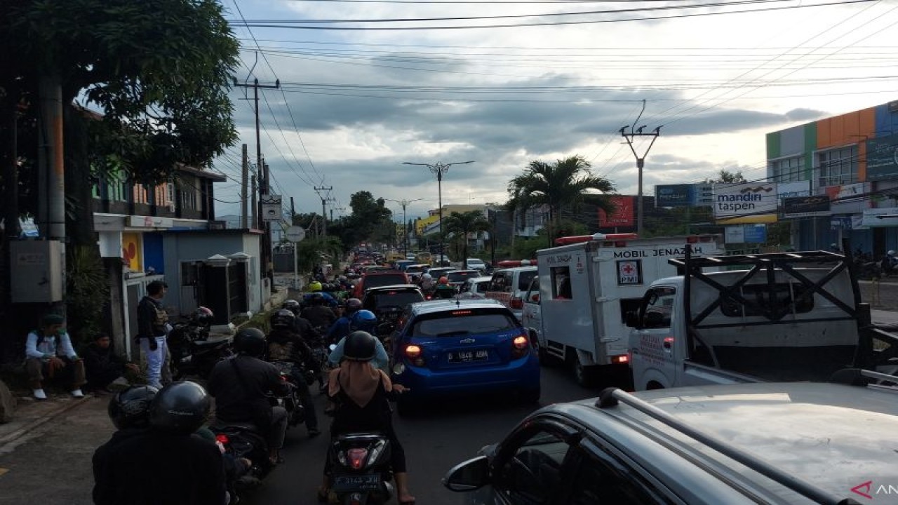 Suasana lalu lintas di Jalan KH Abdullah Bin Nuh, Kabupaten Cianjur, Jawa Barat, pada hari kesepuluh pascagempa bumi, Rabu (30/11/2022). (ANTARA/Andi Firdaus).