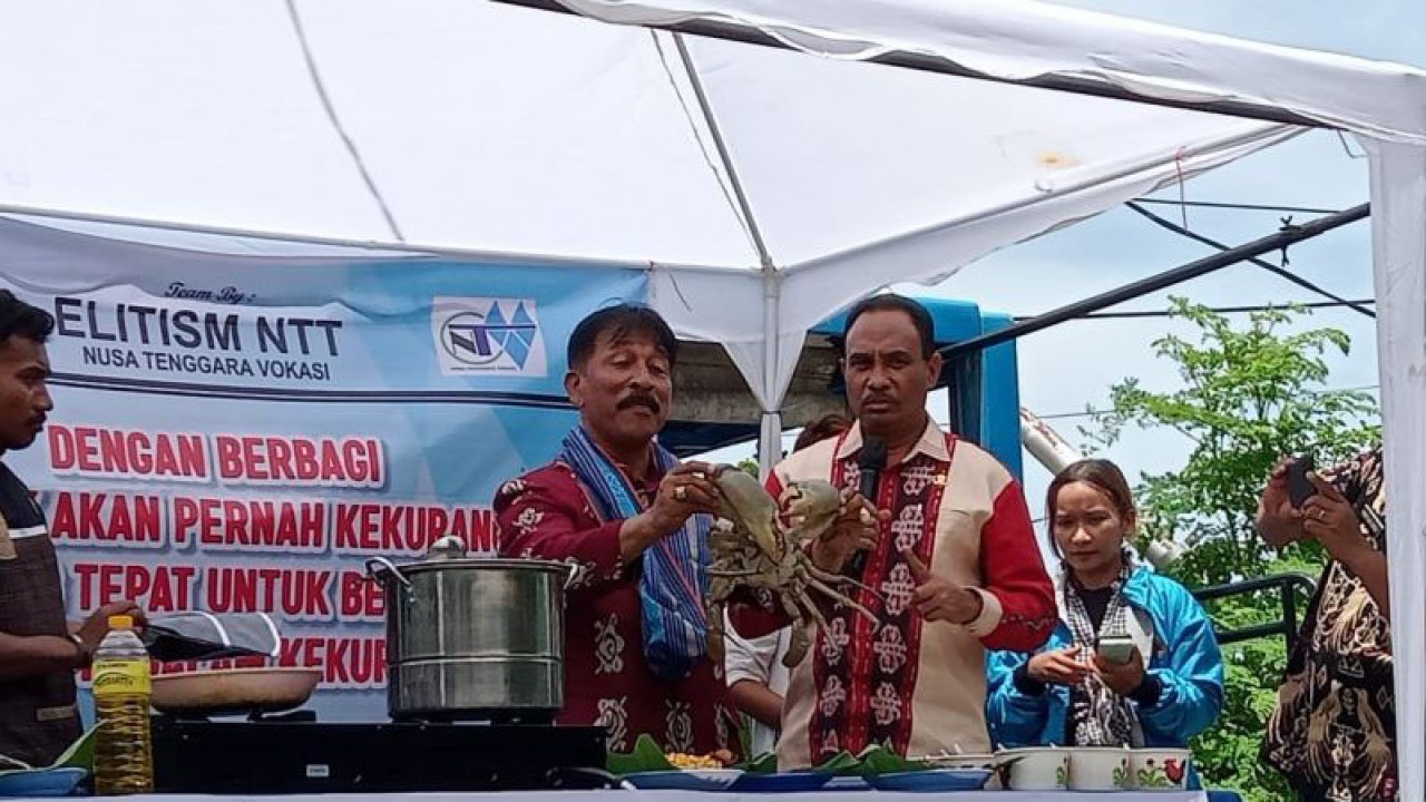 Penjabat Wali Kota Kupang George Melkianus Hadjoh (kedua dari kiri) memperlihatan lobster yang memiliki kandungan protein tinggi di Kupang, Kamis (1/12/2022) ANTARA/Benny Jahang