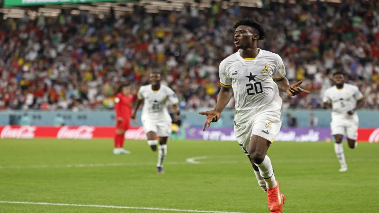 Pemain tengah Ghana Mohammed Kudus melakukan selebrasi setelah mencetak gol pada pertandingan grup H Piala Dunia 2022 melawan Korea Selatan di Education City Stadium, Al-Rayyan, barat Doha, 28 November 2022. (ANTARA/AFP/KHALED DESOUKI)