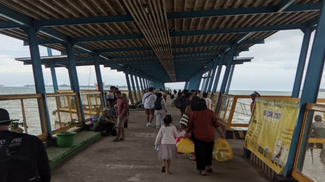 Wisatawan saat datang di Pelabuhan Bangsal, Kabupaten Lombok Utara, NTB, saat menuju Gili Trawangan, Sabtu (31/12/2022) (ANTARA/Akhyar)