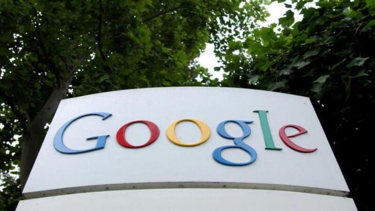 Logo Google Inc., terlihat di luar kantor pusat mereka di Mountain View, California, AS, pada 18 Agustus 2004. (Clay McLachlan/Reuters)