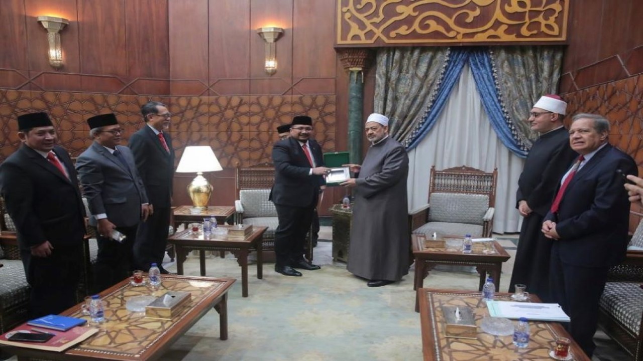 Menteri Agama (Menag) Yaqut Cholil Qoumas bertemu dengan Grand Syeikh Al Azhar (GSA), Prof. Dr. Ahmed Al-Tayeb di Kairo, Mesir, pada Kamis (22/12/2022). (Istimewa/Kemenag)