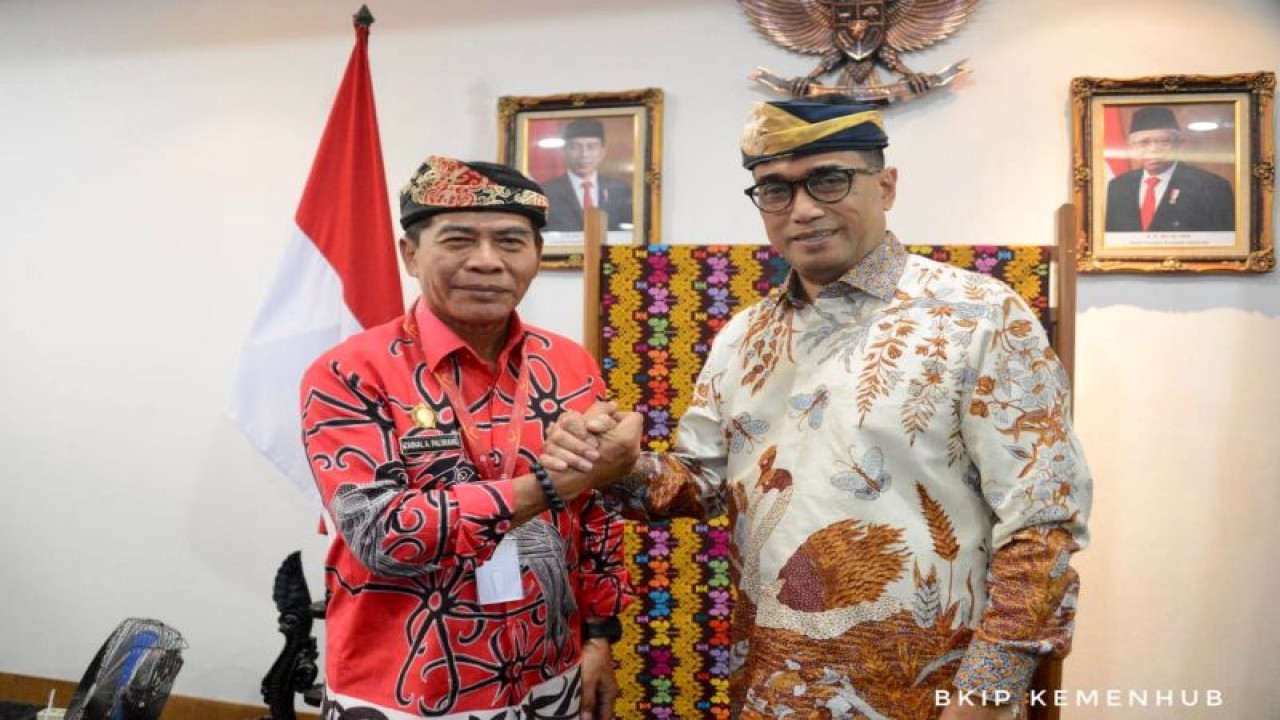 Gubernur Kalimantan Utara Zainal Arifin Paliwang saat audiensi dengan Menteri Perhubungan (Menhub), Budi Karya Sumadi yang berlangsung di Ruang Pertemuan Kantor Kementerian Perhubungan (Kemenhub) di Jakarta, Rabu (30/11). ANTARA/HO-DKISP Provinsi Kaltara.