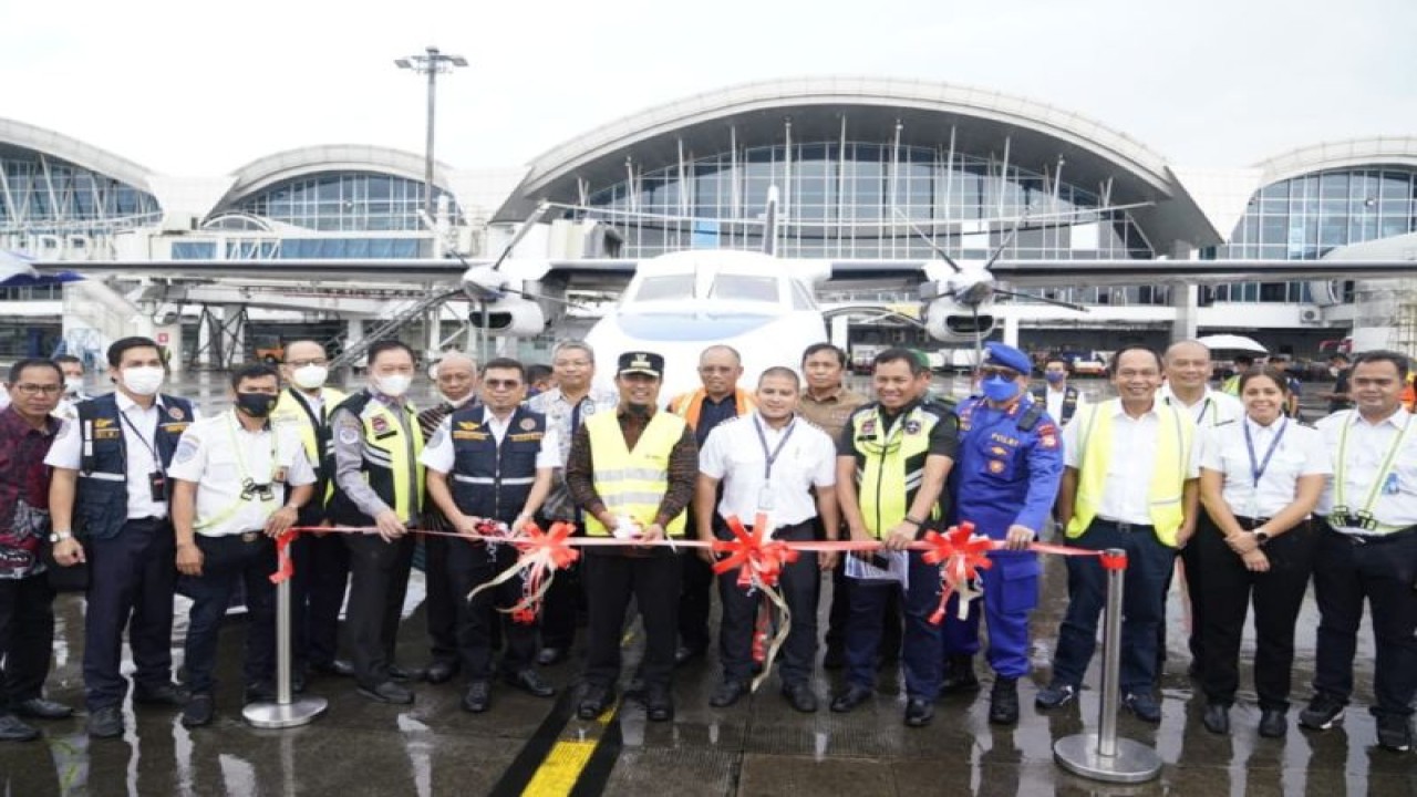 Gubernur Sulawesi Selatan menggunting pita tanda penerbangan perdana Rute Bandara Sultan Hasanuddin -Bandara Arung Palakka, Kabupaten Bone yang telah terhenti sejak 2017.ANTARA/HO-Humas Pemprov Sulsel