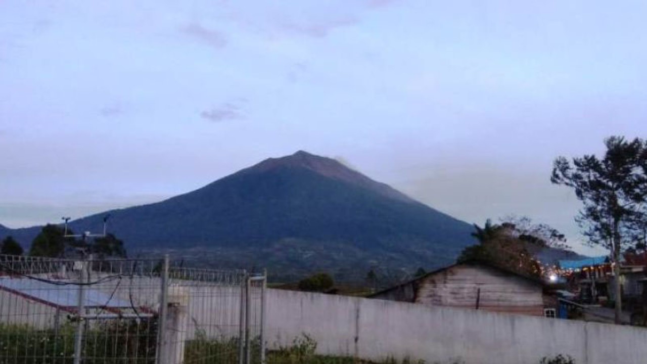 Kondisi Gunung Kerinci, Kabupaten Kerinci, Jambi pada Kamis (22/12/2022) pagi. (ANTARA/HO-Pos Pengamatan Gunung Api Kerinci)