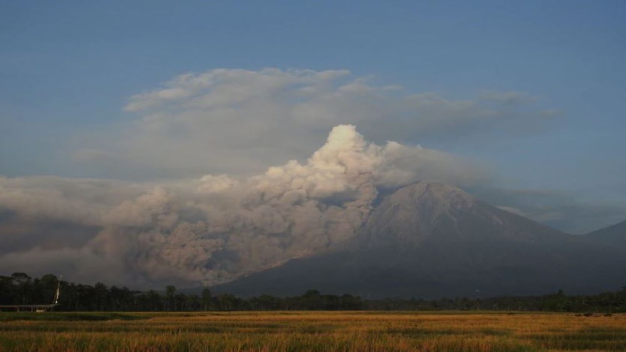 Gunung Semeru memuntahkan abu vulkanik selama letusan terlihat dari Candipuro di Lumajang, Jawa Timur (Jatim), Indonesia, pada Minggu (4/12/2022). (Antara Foto/Reuters)