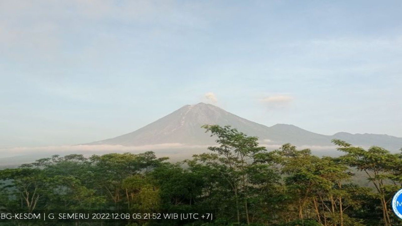 Gunung Semeru masih terus erupsi yang terpantau dari Pos Pengamatan Gunung Api Semeru di Gunung Sawur, Kabupaten Lumajang, Kamis (8/12/2022), (ANTARA/HO-PVMBG)