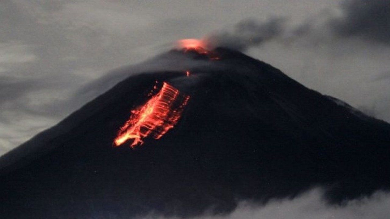 Gunung Semeru semburkan lava pijar/ist