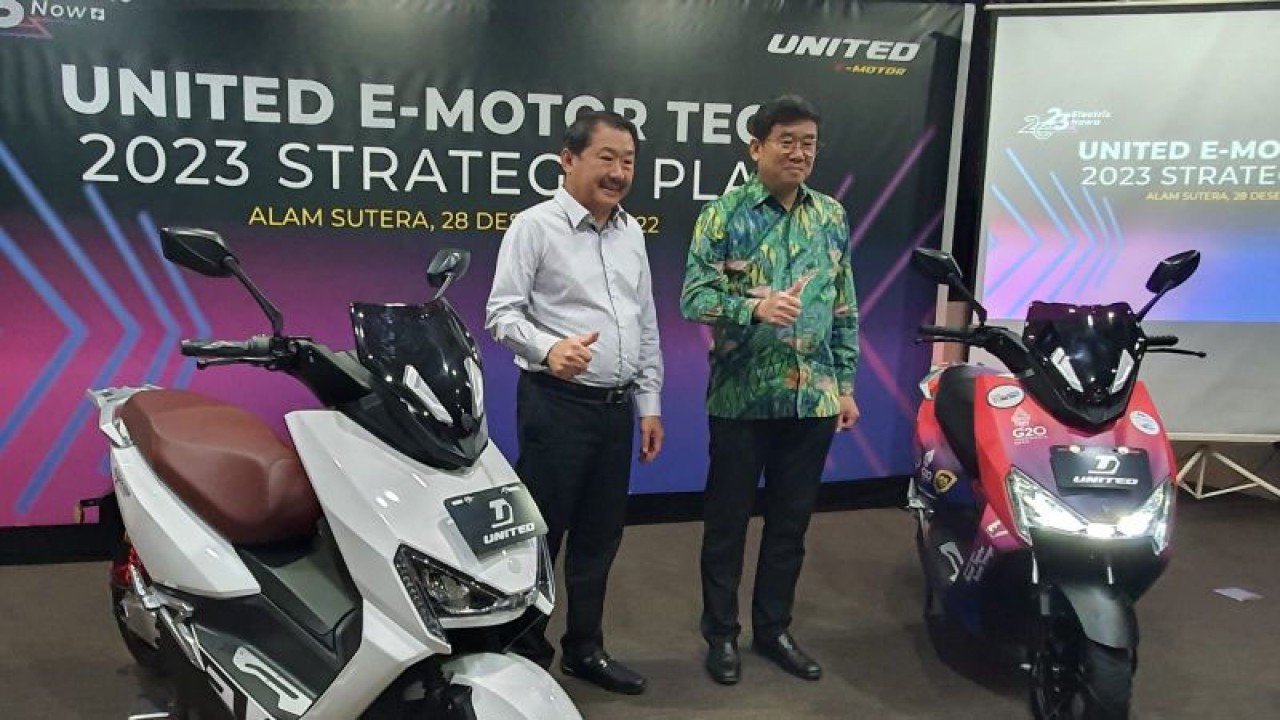 Direktur PT Terang Dunia Internusa (United E-Motor) Henry Mulyadi (kanan) bersama dengan Presiden Direktur PT Sepeda Bersama Indonesia Tbk (UNITED) Andrew Mulyadi (kiri) di United Bike Alam Sutera, Tangerang Selatan, Rabu (28/12/2022). (ANTARA/Livia Kristianti)