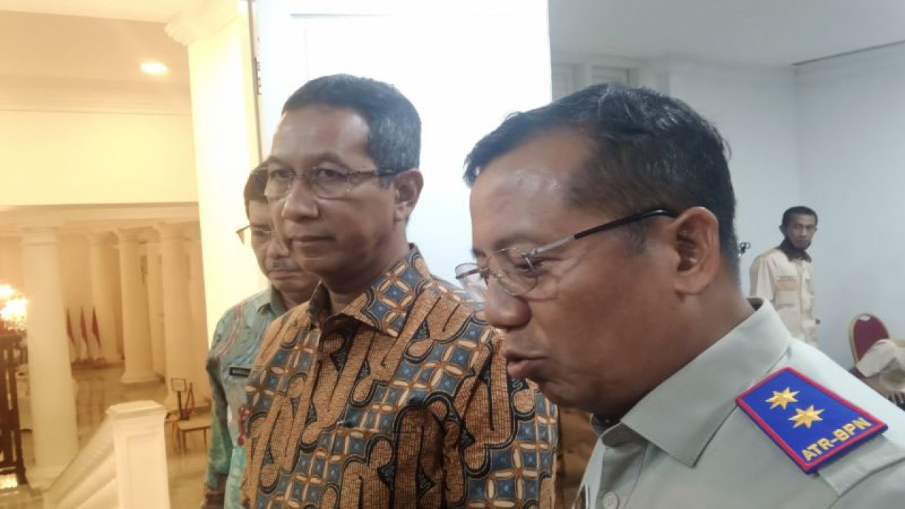 Penjabat Gubernur DKI Jakarta Heru Budi Hartono (tengah) diwawancarai awak media soal warga Kampung Bayam di Balai Kota Jakarta, Kamis (1/12/2022). ANTARA/Dewa Ketut Sudiarta Wiguna