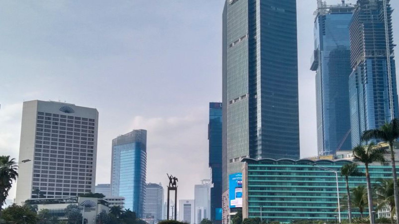 Arsip pemandangan Patung Selamat Datang dj kawasan Bundaran Hotel Indonesia (HI) di Jakarta Pusat, Minggu (7/11/2021). ANTARA/Dewa Ketut Sudiarta Wiguna